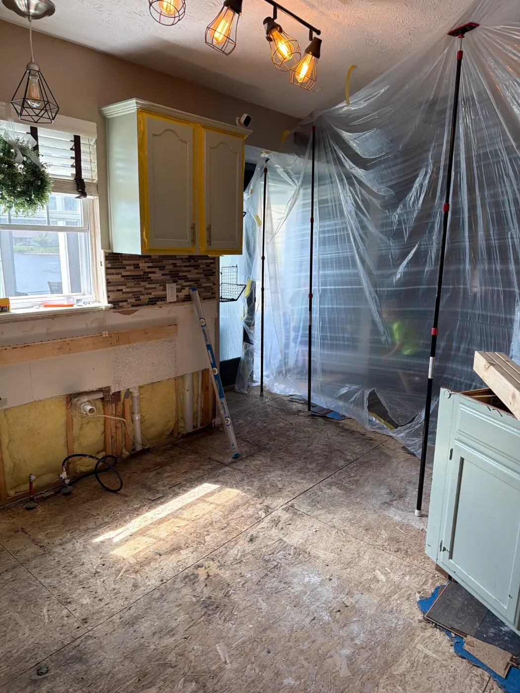 Air movers and dehumidifiers running in Alexandria Indiana home dry-out